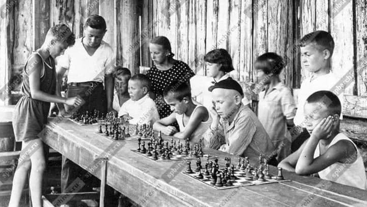 Circa 1930s "Leningrad Schoolboy" 4.2 inch King Soviet Chess Pieces in Ebonized & Boxwood - 1530 grams